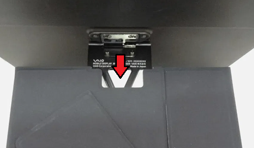 モバイルディスプレイスタンドを差し込もうとする画像