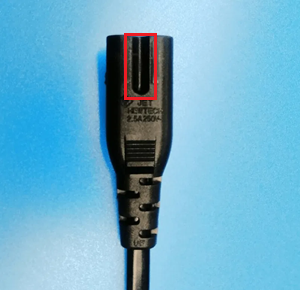 電源ケーブルのACアダプターへの差込み部分の溝を赤枠で囲われた画像